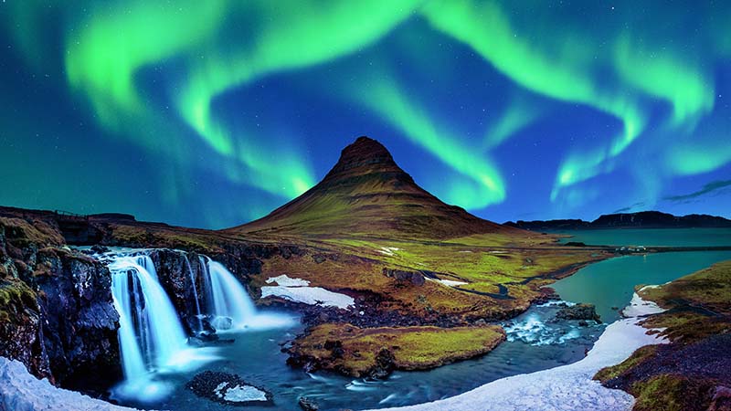 northern-light-aurora-borealis-kirkjufell-iceland-kirkjufell-mountains-winter