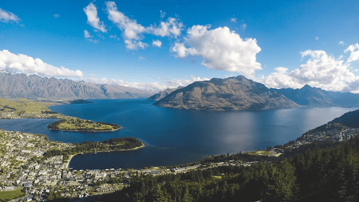 Sunny picture of Queenstown in New Zealand